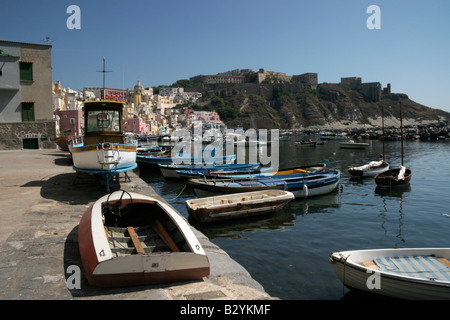 Vue sur Marina Corricella et Terra Murata sur l'île de Procida, dans la baie de Naples, Italie Banque D'Images