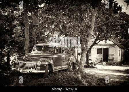 Vieux classique 1950 s VINTAGE voiture américaine stationné à l'EXTÉRIEUR DE LA MAISON EN BOIS DANS LA RÉGION DE CUBA VIÑALES Banque D'Images