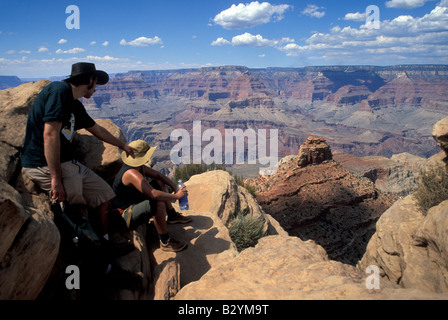 Deux randonneurs reste à l'Ooh Aah Punto de South Kaibab Trail, dans le Grand Canyon Banque D'Images