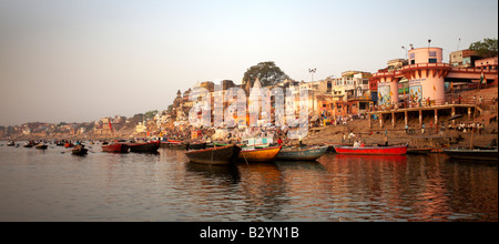 Une photo panoramique du Gange avec des bateaux et des temples de Varanasi, Inde. Banque D'Images