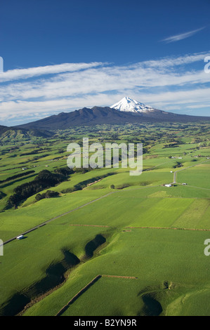 Près de terres agricoles Okato et Mt Taranaki Mt Egmont Taranaki Île du Nord Nouvelle-zélande aerial Banque D'Images