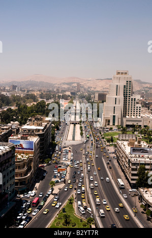 La Syrie. Matin la circulation sur l'Avenue Beyrouth large dans la partie moderne de Damas Banque D'Images