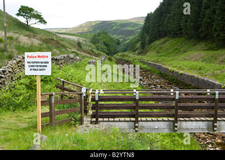 Forêt de Bowland sentier fermé à la suite des attaques contre les marcheurs par eagle owl Banque D'Images