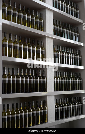 Des bouteilles de vin sur la tablette Banque D'Images