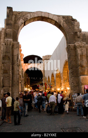 La Syrie. Souk bondé dans la Via Recta (rue Droite) dans la vieille ville de Damas. Au-dessus de l'arche est une ruine romaine. Banque D'Images