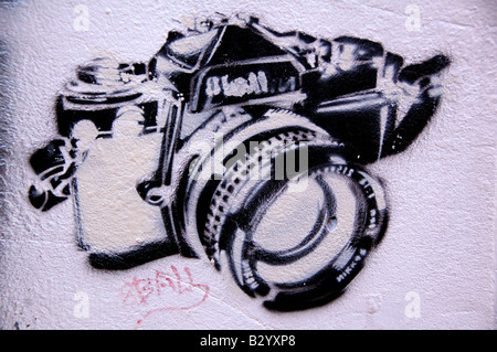 Stencil Graffiti représentant un appareil photo, trouvée sur un mur dans le centre de Tel Aviv, Israël. Banque D'Images