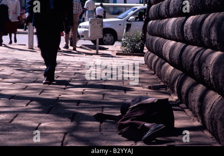 Enfants sans-abri dormant sur le trottoir, Nairobi, Kenya Banque D'Images