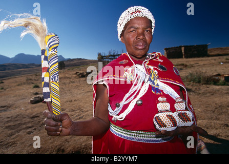 Femme portant le costume traditionnel avec coiffe perles et décoration, portrait rural, le Lesotho, l'Afrique Banque D'Images