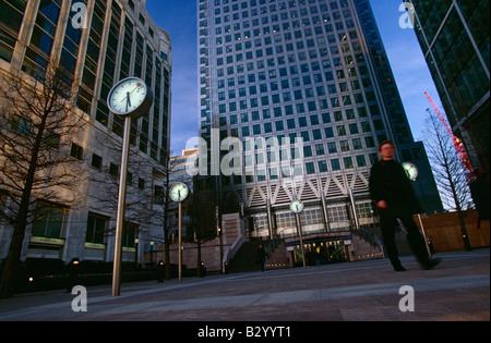 Horloges en face de One Canada Square à Canary Wharf à Londres. Banque D'Images