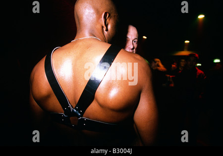 Hommes dans une boîte de nuit gay de Londres. Banque D'Images