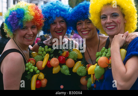 Les participants à un carnaval coloré à Londres. Banque D'Images