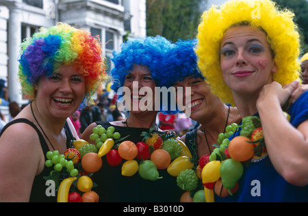 Les participants à un carnaval coloré à Londres. Banque D'Images