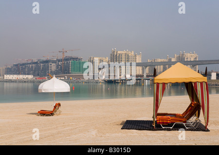 Abris de plage sur la plage, l'hôtel Jumeirah, Dubaï, Émirats Arabes Unis Banque D'Images