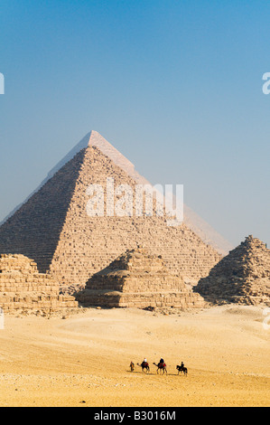 Train de chameaux par Pyramides, Gizeh, Egypte Banque D'Images