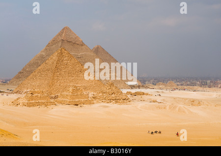 Train de chameaux par Pyramides, Gizeh, Egypte Banque D'Images