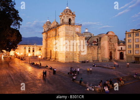 Les gens sur la rue par Cathédrale, Parc Alameda, Oaxaca, Mexique Banque D'Images