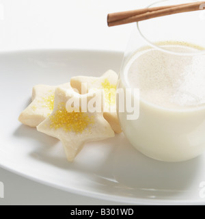 Lait de poule et de biscuit sur la plaque Banque D'Images