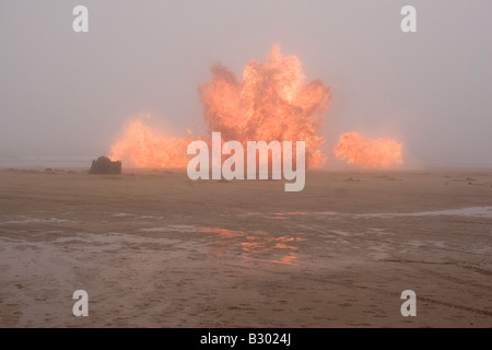 Une explosion contrôlée sur Seaburn Beach à Sunderland. Banque D'Images