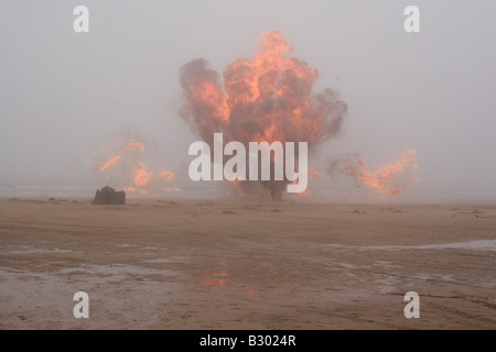 Une explosion contrôlée sur Seaburn Beach à Sunderland. Banque D'Images