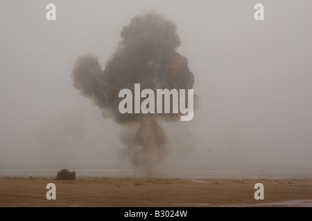 Une explosion contrôlée sur Seaburn Beach à Sunderland. Banque D'Images