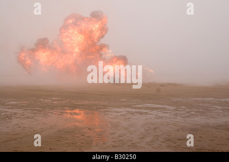 Une explosion contrôlée sur Seaburn Beach à Sunderland. Banque D'Images