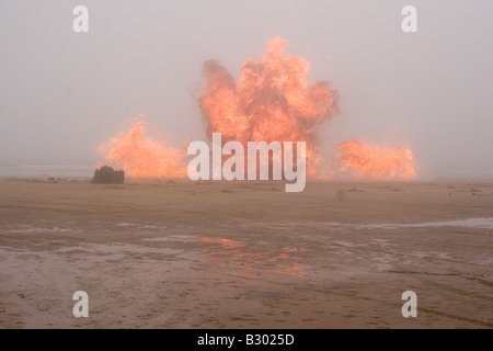 Une explosion contrôlée sur Seaburn Beach à Sunderland. Banque D'Images