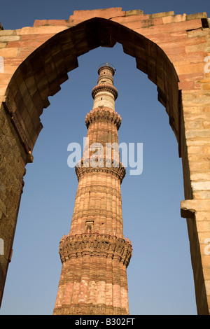 Le Qutb Minar à Delhi, Inde, vu à travers une arche. Banque D'Images