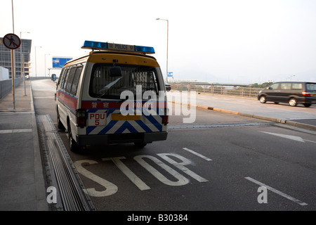 Fourgon de police à l'aéroport de Hong Kong, Hong Kong, Chine Banque D'Images
