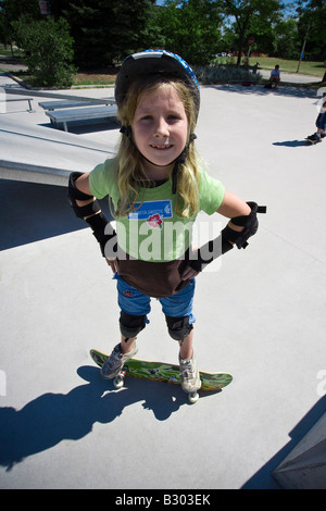 Fille avec roulettes dans Skate Park Banque D'Images