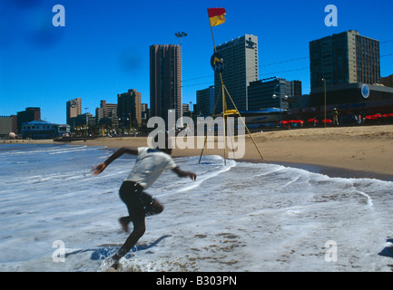 Lifeguard à court de mer vers la plage, Durban, Afrique du Sud, l'Afrique Banque D'Images