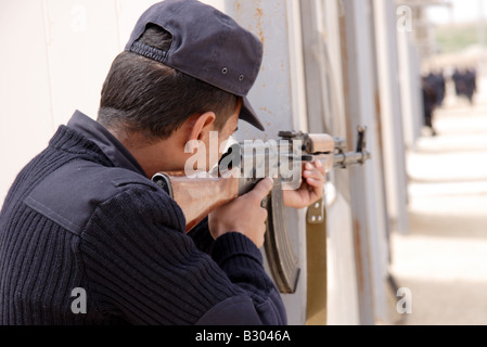 Agent de police iraquiennes visant AK47 machine gun Banque D'Images