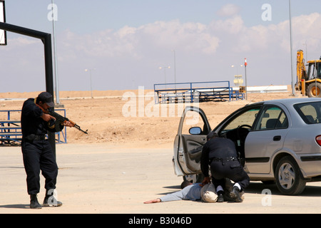 La formation de la police irakienne sur l'arrestation de suspects véhicule voiture check point Banque D'Images