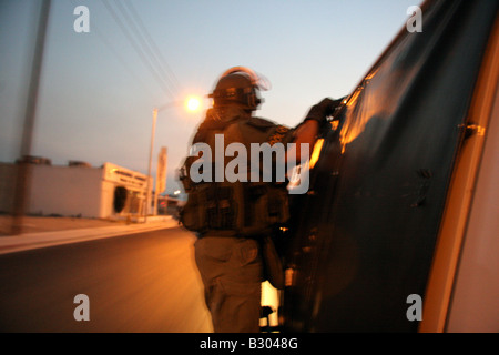 Las Vegas SWAT agent de police la maintenant sur le côté d'une attaque van Banque D'Images