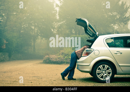 Femme au coffre de voiture Banque D'Images