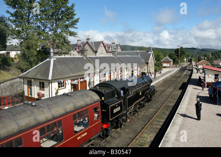 Bateau à vapeur train arrivant en gare d'Aviemore de Garten Banque D'Images