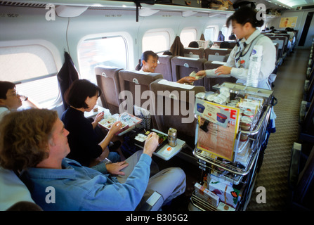 Service en cabine à bord de l'alimentation et boissons sur bullet train Shinkansen au Japon Banque D'Images