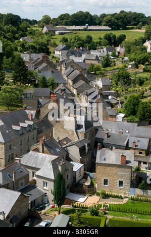 Vue aérienne de la scène de rue, fougères, Bretagne, France Banque D'Images