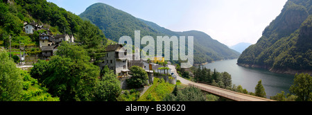 Alpin rustique village de Vogorno avec lac Vogorno, Val Verzasca, Tocino Suisse Banque D'Images