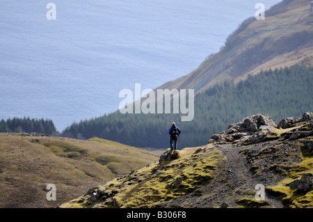 Femelle solitaire walker sur une crête sur l'île de Skye, Écosse, Royaume-Uni Banque D'Images