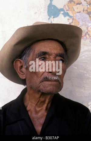 Portrait de l'homme au Guatemala avec cataract Antigua Guatemala Banque D'Images