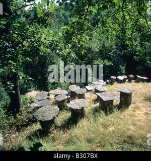 Ruches construites avec chestnut tree trunk et surmontées de lauze Ardèche France Banque D'Images