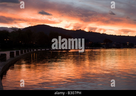 Coucher de soleil flamboyant sur le lac Rotorua, Nouvelle-Zélande Banque D'Images