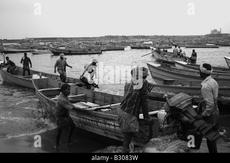 Pour les pêcheurs du port de Vizhinjam, Trivandrum, Kerala, Inde Banque D'Images