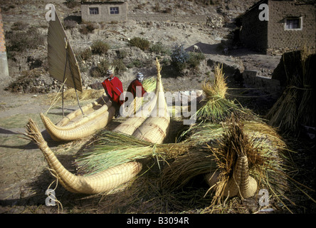 Les bâtisseurs de Thor Heyerdahl s radeaux Kon Tiki vivant sur leur île de Suriqui sur le lac Titicaca Bolivie Banque D'Images