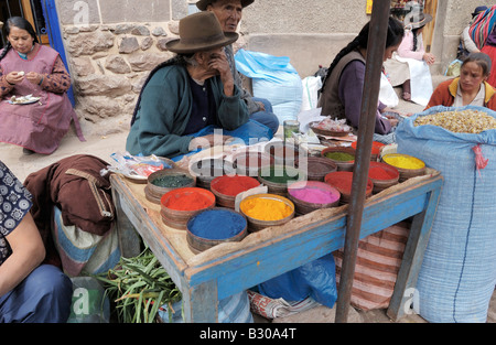 Marché traditionnel des Incas des couleurs différentes pour coloriser les vêtements, Pisac, Pérou, Amérique du Sud Banque D'Images