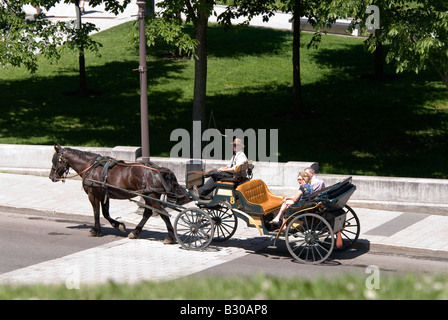 La calèche passe par l'été, rues de la vieille ville historique de la ville de Québec avec l'espace ouvert, l'espace, l'espace texte copie Banque D'Images