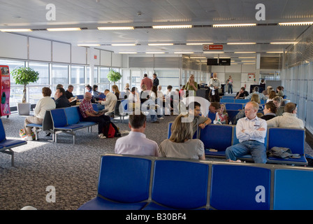 En attendant l'embarquement à l'aéroport de Gatwick north terminal gate 63 Banque D'Images