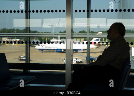 En attendant l'embarquement à l'aéroport de Gatwick north terminal gate 63 Banque D'Images