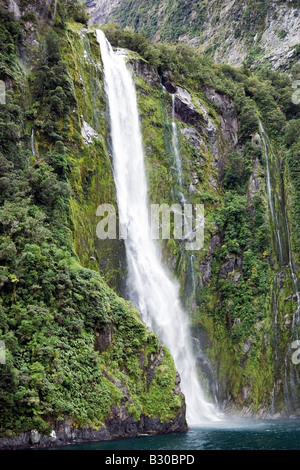 Cent quarante-six mètres, Stirling falls, Milford Sound, NZ Banque D'Images