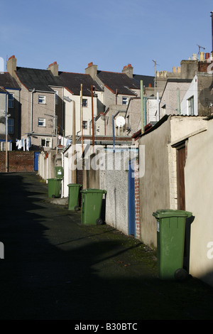 Les bacs verts à l'extérieur de maisons à Caernarfon, Pays de Galles Banque D'Images